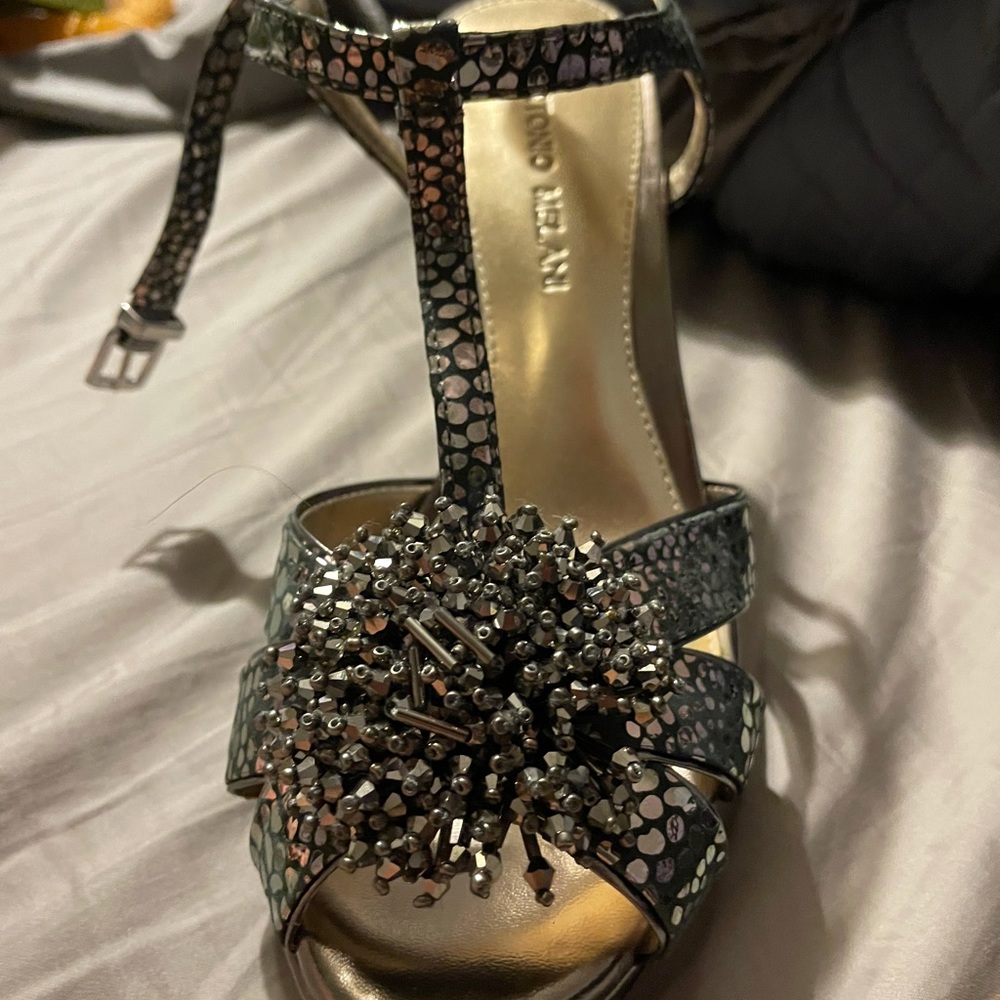 Antonio Melani pewter pump.  Size 8 medium . 3 1/2 inch